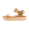 Beige sandal fra Woden i Khaki set fra siden med justerbare remme, brun fodseng og lys beige sål