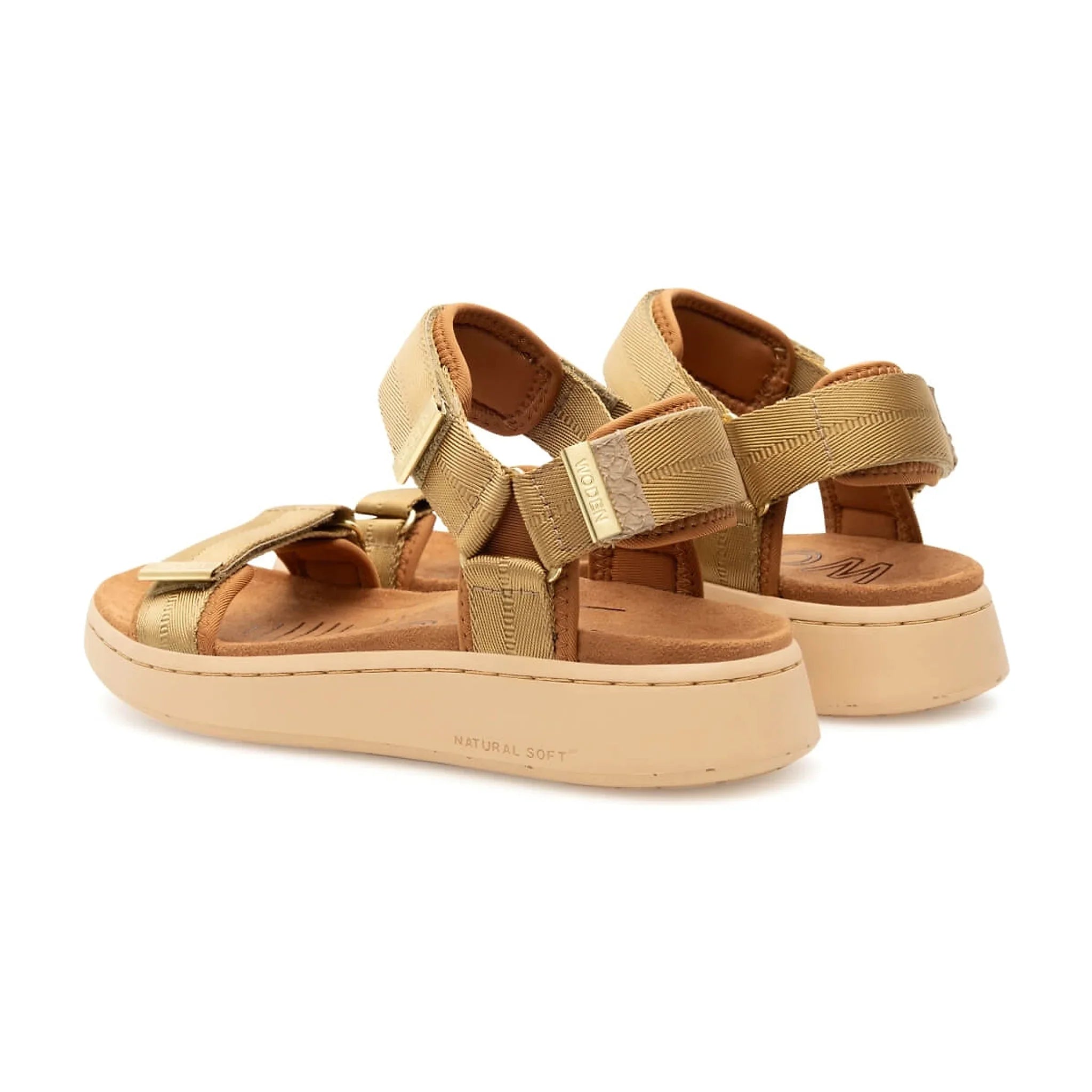 Par beige sandaler fra Woden i Khaki set skråt bagfra med hælrem og Woden-logo på remmen