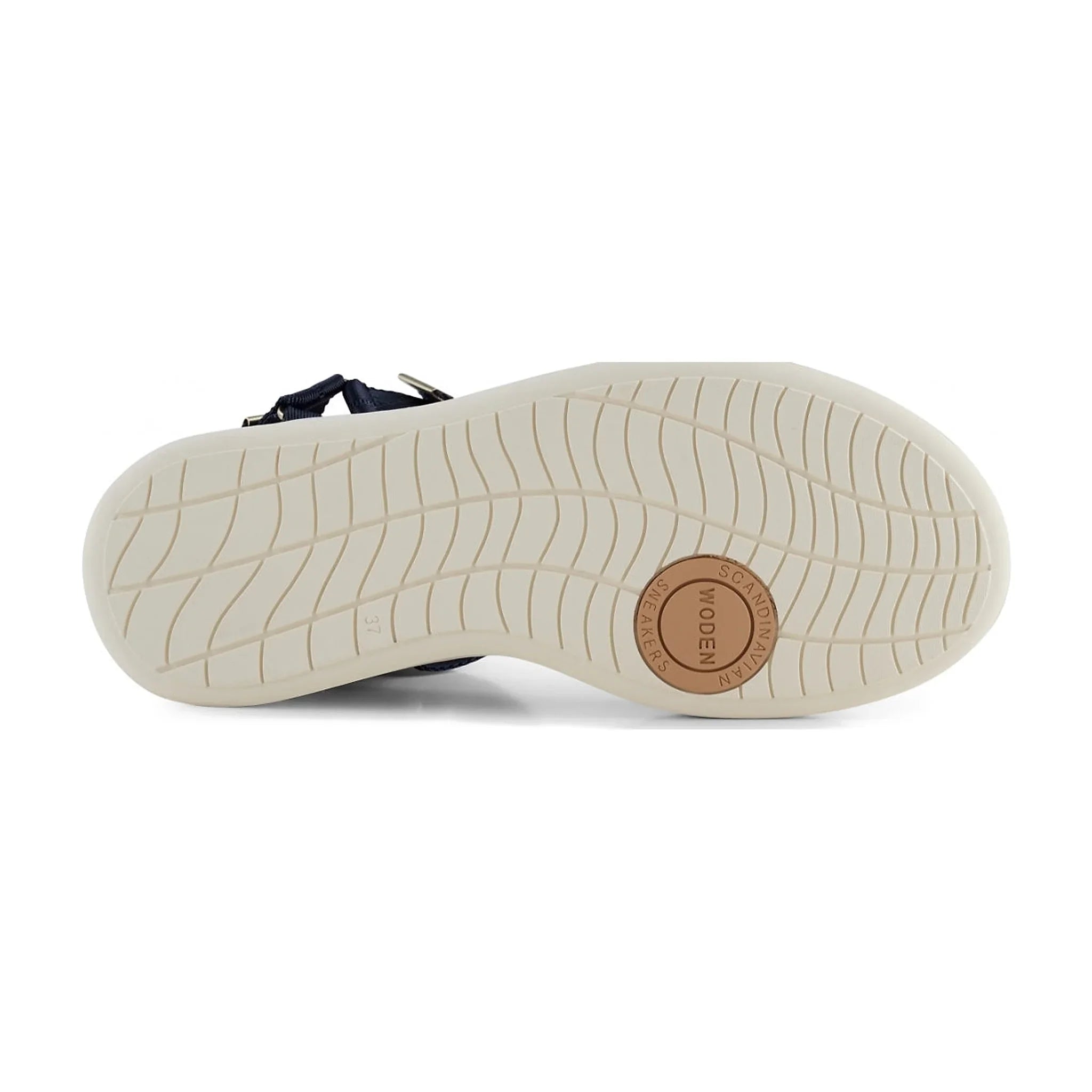 Undersiden af Woden Line sandal med cremehvid sål i bølgemønster og rundt Woden-logo