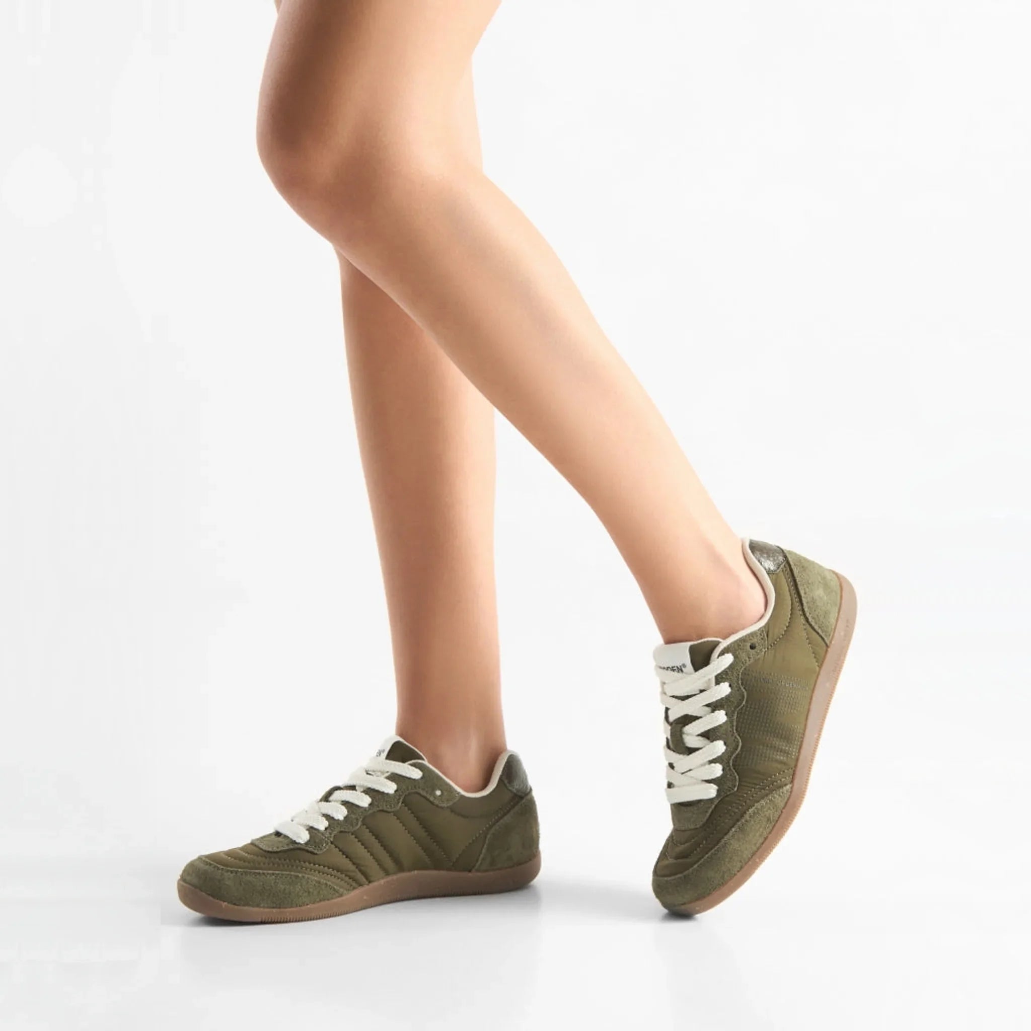 Model med grønne Woden Nanna sneakers i Dark Olive med lyse snørebånd
