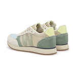 Woden Ronja sneakers i Wax Multi set skråt bagfra med grøn hælkappe og lysegul hæl