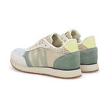 Woden Ronja sneakers i Wax Multi set skråt bagfra med grøn hælkappe og lysegul hæl