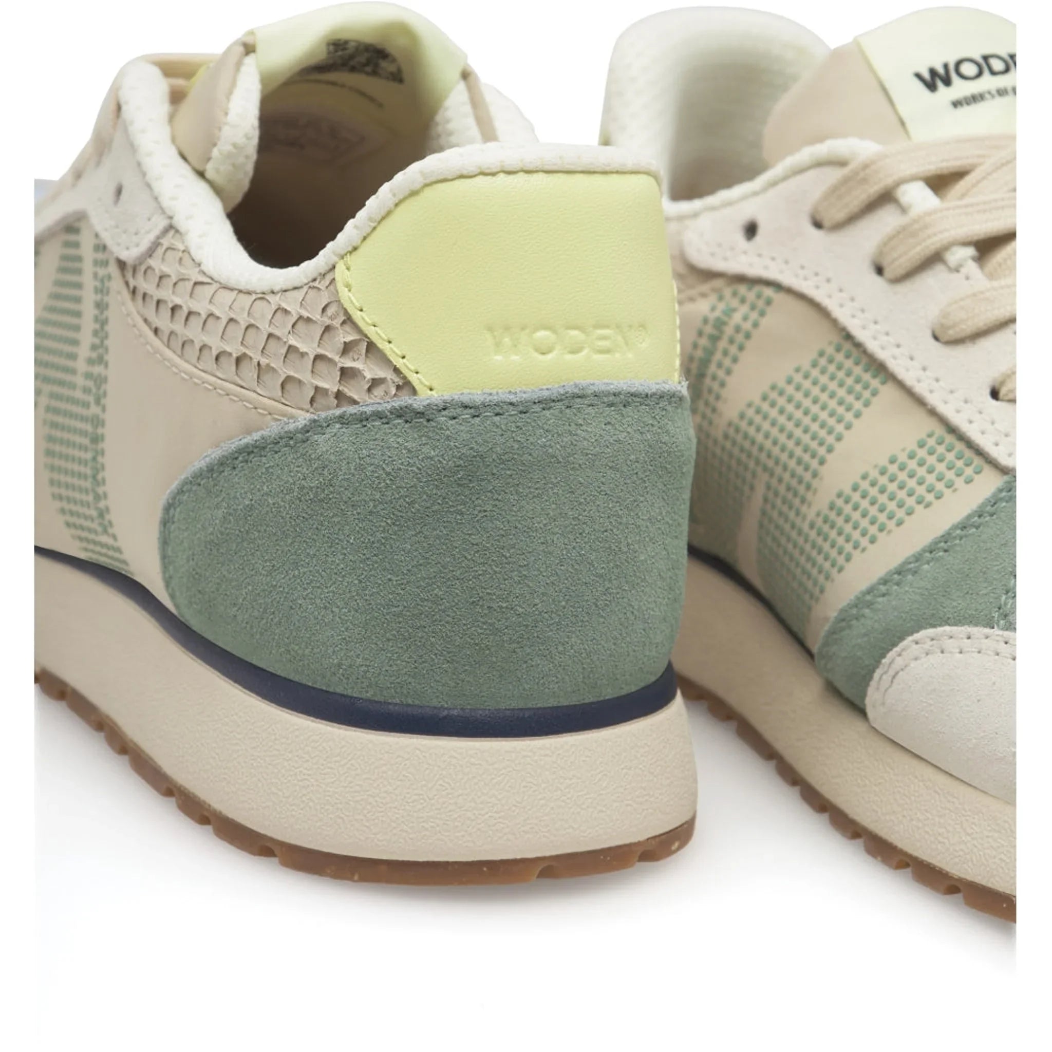Nærbillede af hælen på Woden Ronja sneakers med præget logo og detalje i fiskeskind
