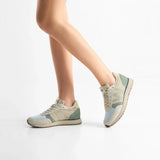 Model går i flerfarvede Woden Ronja sneakers, set fra siden