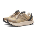 Et par beige Woden Sara sneakers set skråt forfra med snørebånd i beige og hvid