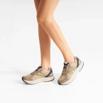 Model med beige Woden Sara sneakers i farven Desert på fødderne
