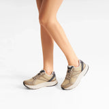 Model med beige Woden Sara sneakers i farven Desert på fødderne