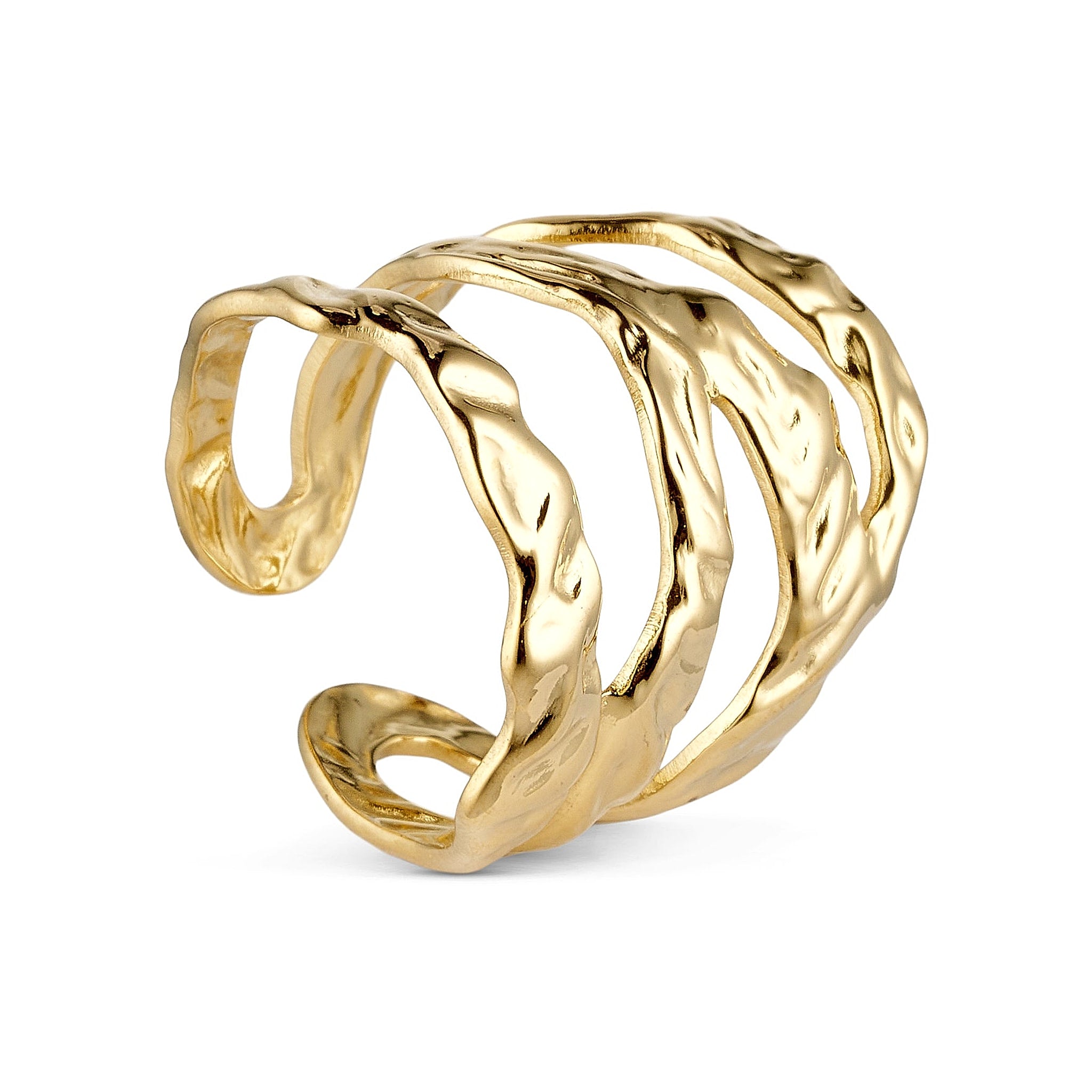 Bastic Big Ring i guld fra Wolff Jewelry, bred åben ring med tre bølgede bånd set fra siden på lys baggrund