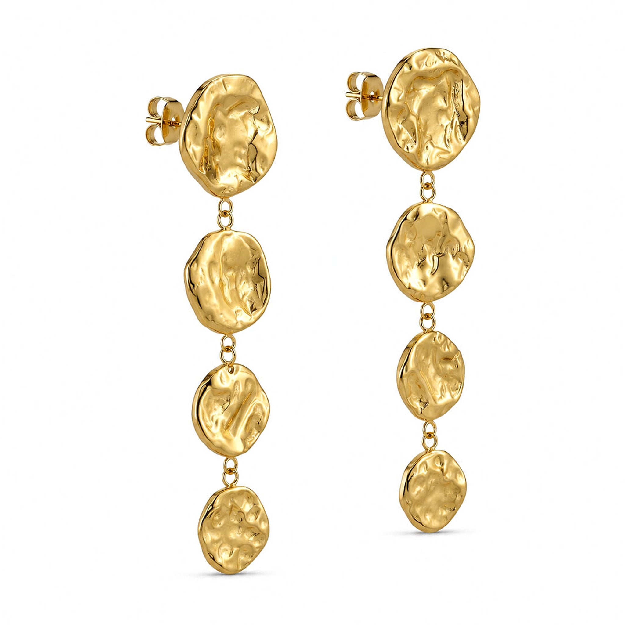 Bastic Earrings øreringe i guld fra Wolff Jewelry med fire runde plader med hamret struktur, set fra siden