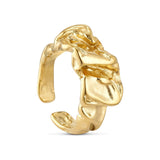 Bastic ring i guld fra Wolff Jewelry med åben form og ujævn, struktureret overflade set skråt fra siden