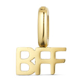 Guldfarvet BFF charm fra Wolff Jewelry med bogstaverne BFF og en blank ring øverst, set forfra