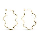 Store bølgede øreringe i guld fra Wolff Jewelry, Big Wavy Hoops, set forfra på lys baggrund
