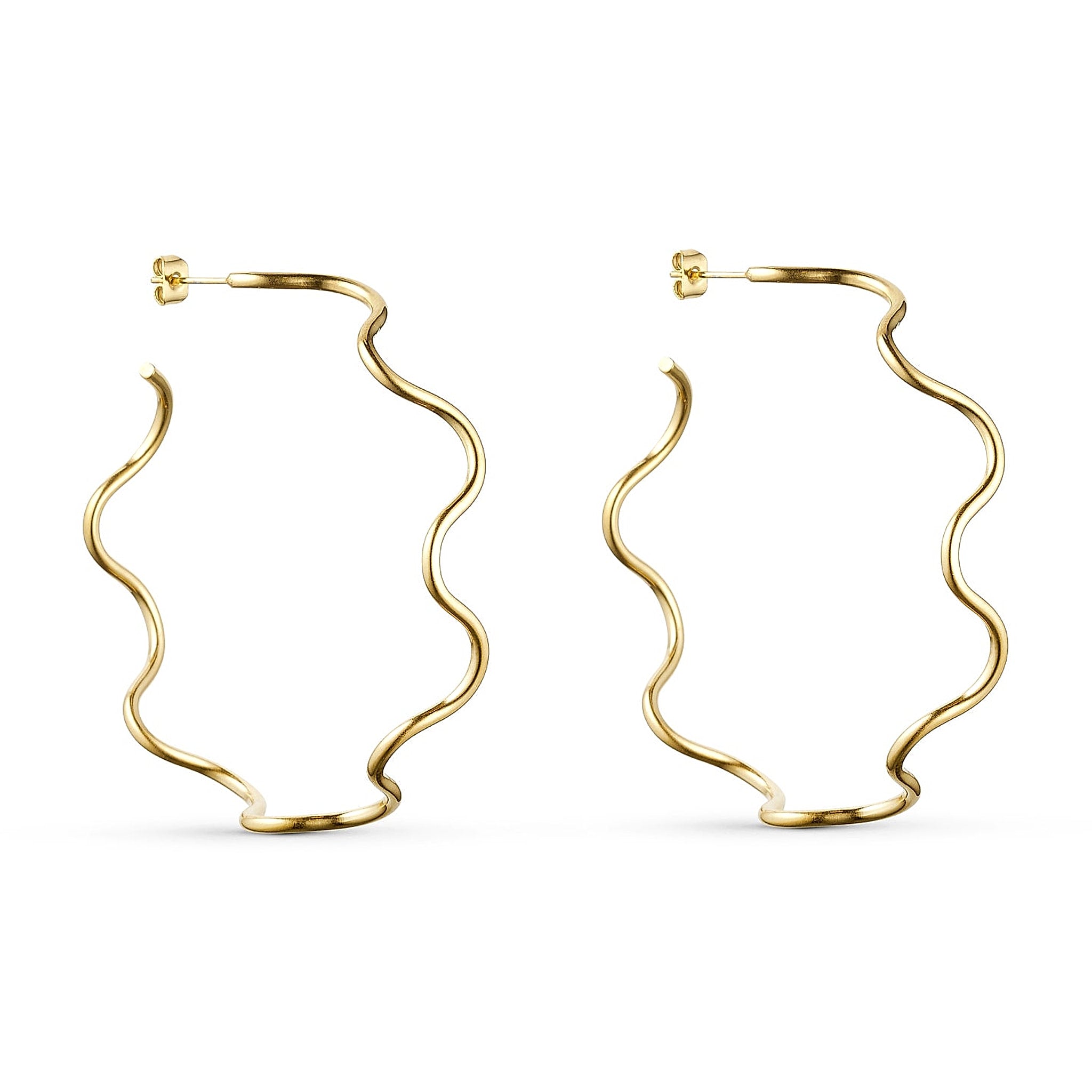 Store bølgede øreringe i guld fra Wolff Jewelry, Big Wavy Hoops, set forfra på lys baggrund