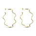 Store bølgede øreringe i guld fra Wolff Jewelry, Big Wavy Hoops, set forfra på lys baggrund
