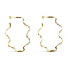 Store bølgede øreringe i guld fra Wolff Jewelry, Big Wavy Hoops, set forfra på lys baggrund