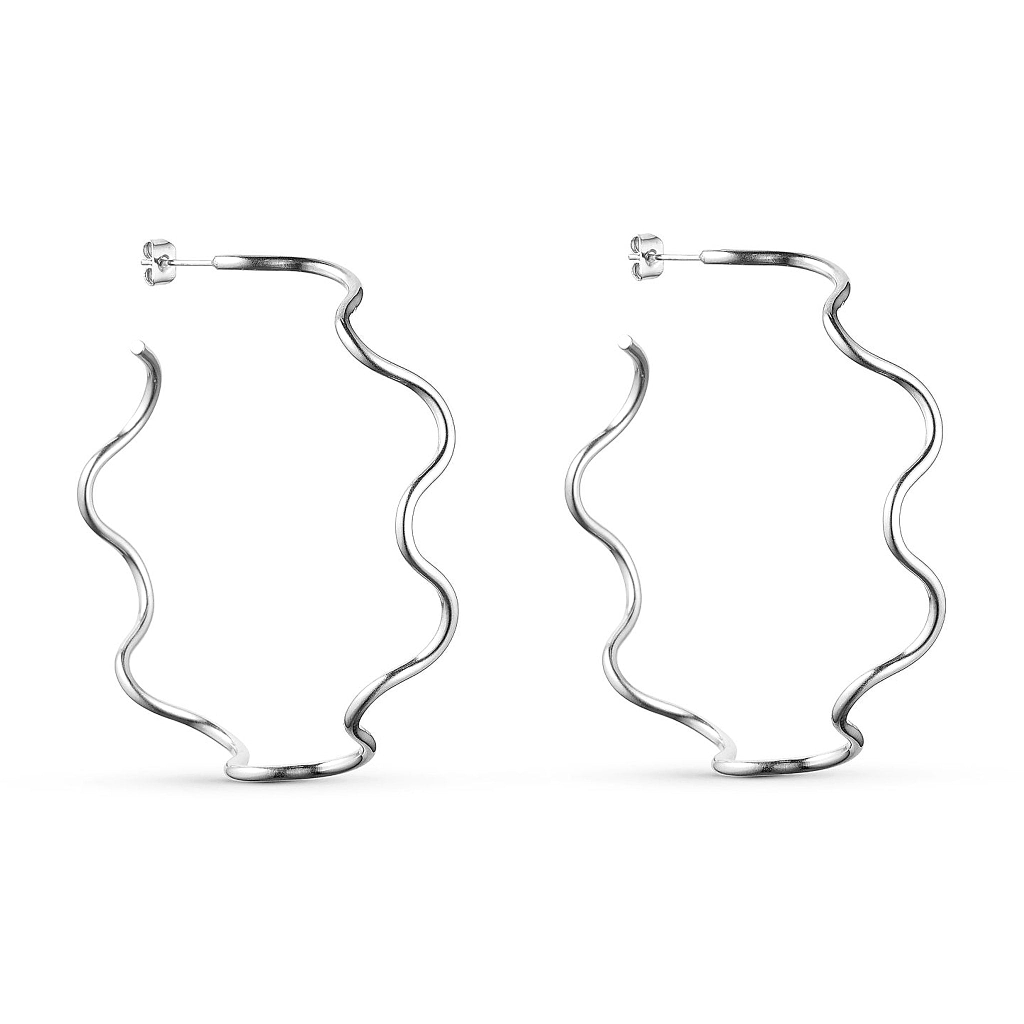 Store bølgede øreringe i sølv fra Wolff Jewelry, åbne creoler med stift og møtrik, set forfra på lys baggrund