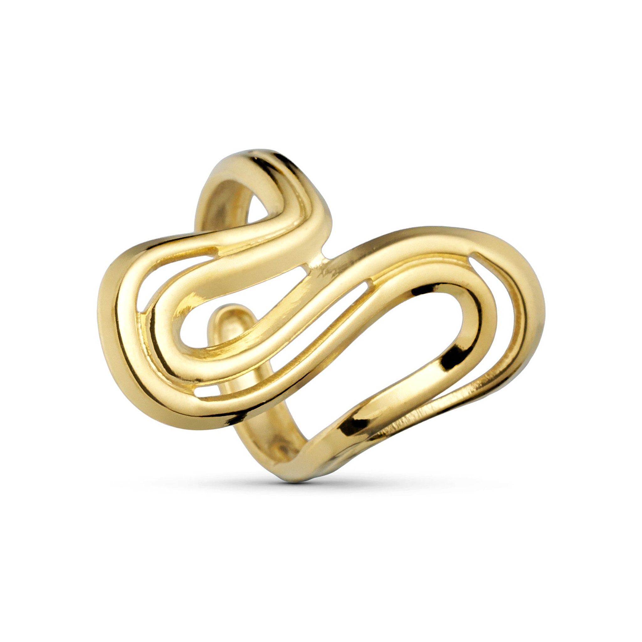 Ring i guld fra Wolff Jewelry med stort bølget design og åbne, snoede linjer set skråt forfra