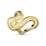 Ring i guld fra Wolff Jewelry med stort bølget design og åbne, snoede linjer set skråt forfra