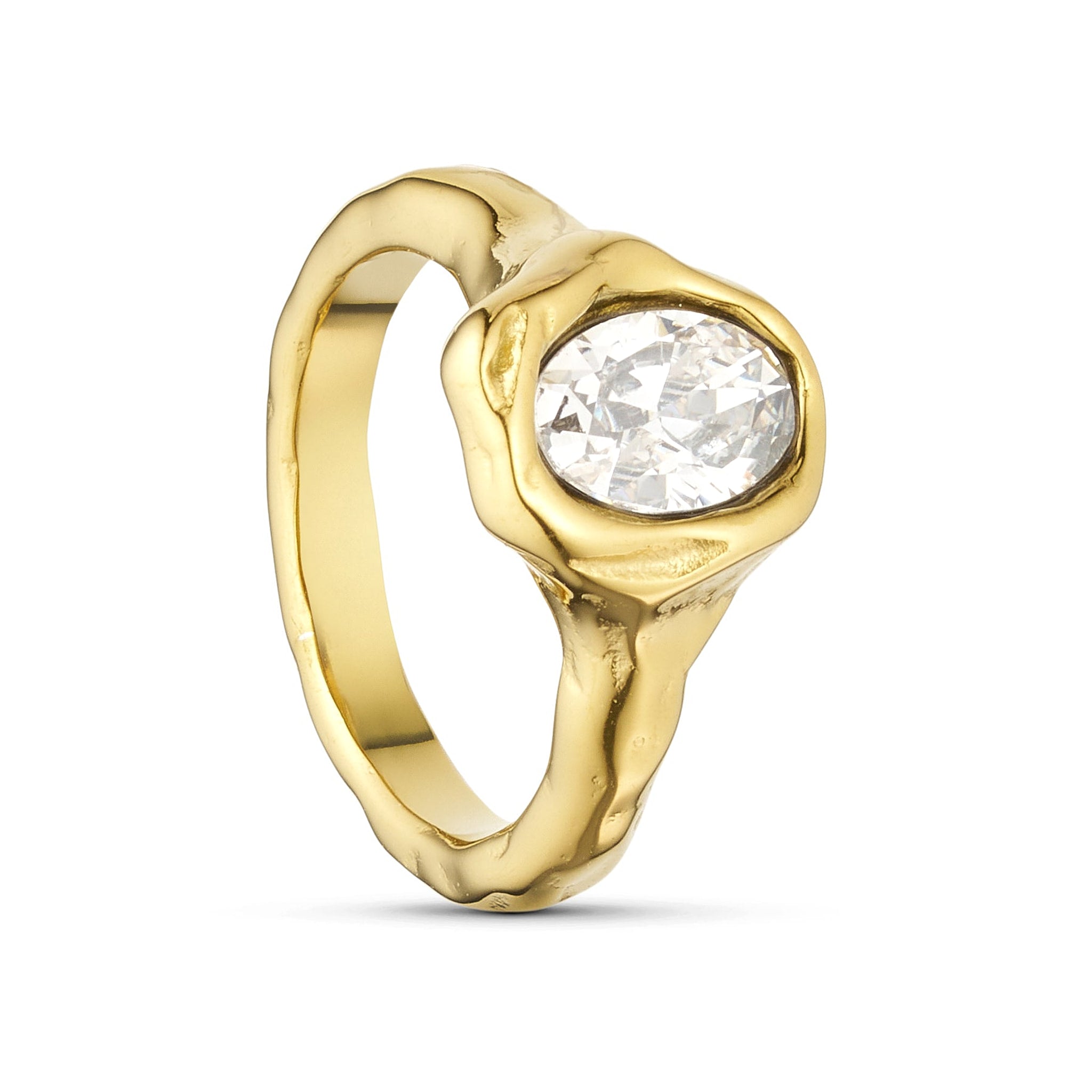 Guldfarvet ring fra Wolff Jewelry med klar oval sten og ujævn, organisk overflade set skråt fra siden