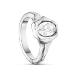 Sølvfarvet Boble Crystal Ring med klar oval sten og bølget, organisk overflade set skråt fra siden