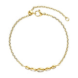 Armbånd i guld fra Wolff Jewelry med fem ovale klare sten, karabinlås og forlængerkæde på hvid baggrund