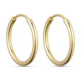 Guld øreringe Classic Hoops 20mm fra Wolff Jewelry, glatte runde creoler set forfra på lys baggrund