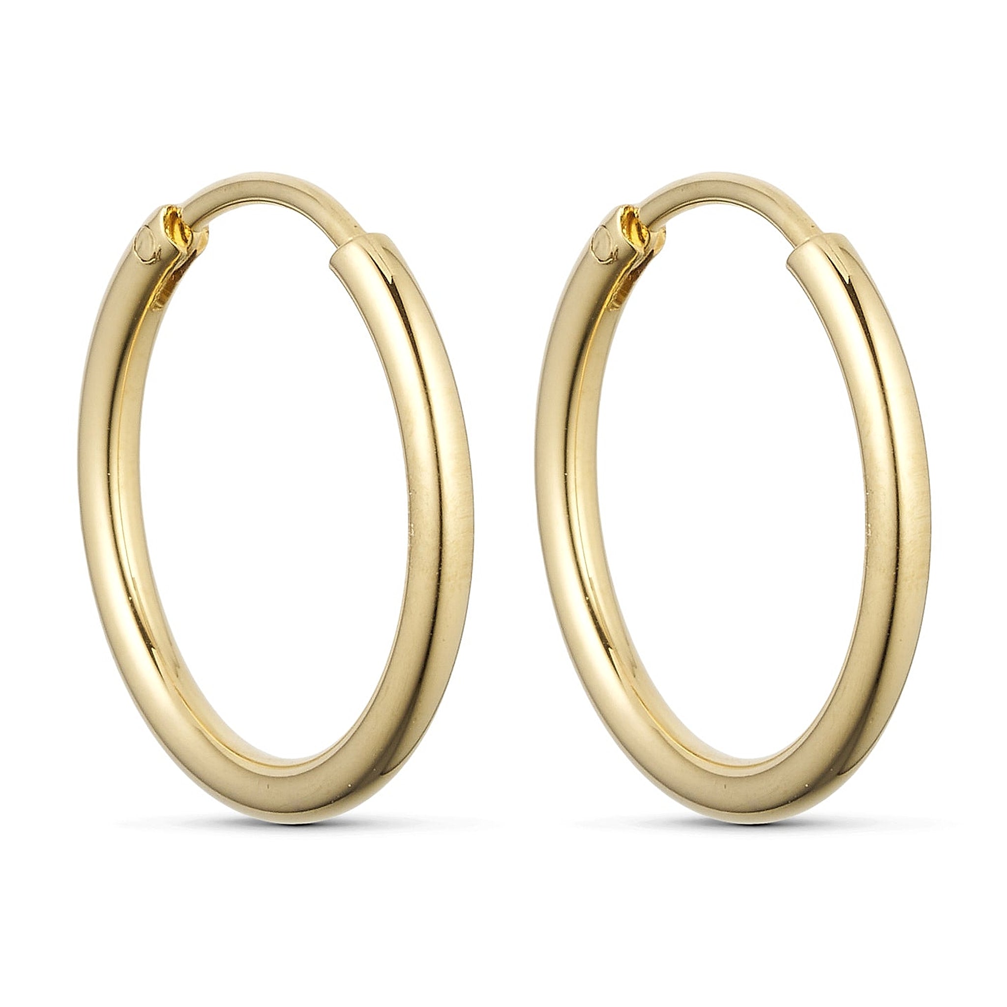 Guld øreringe Classic Hoops 20mm fra Wolff Jewelry, glatte runde creoler set forfra på lys baggrund