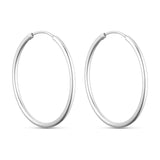 Et par sølvfarvede Classic Hoops øreringe på 30 mm med tynd, blank ring, set forfra på lys baggrund
