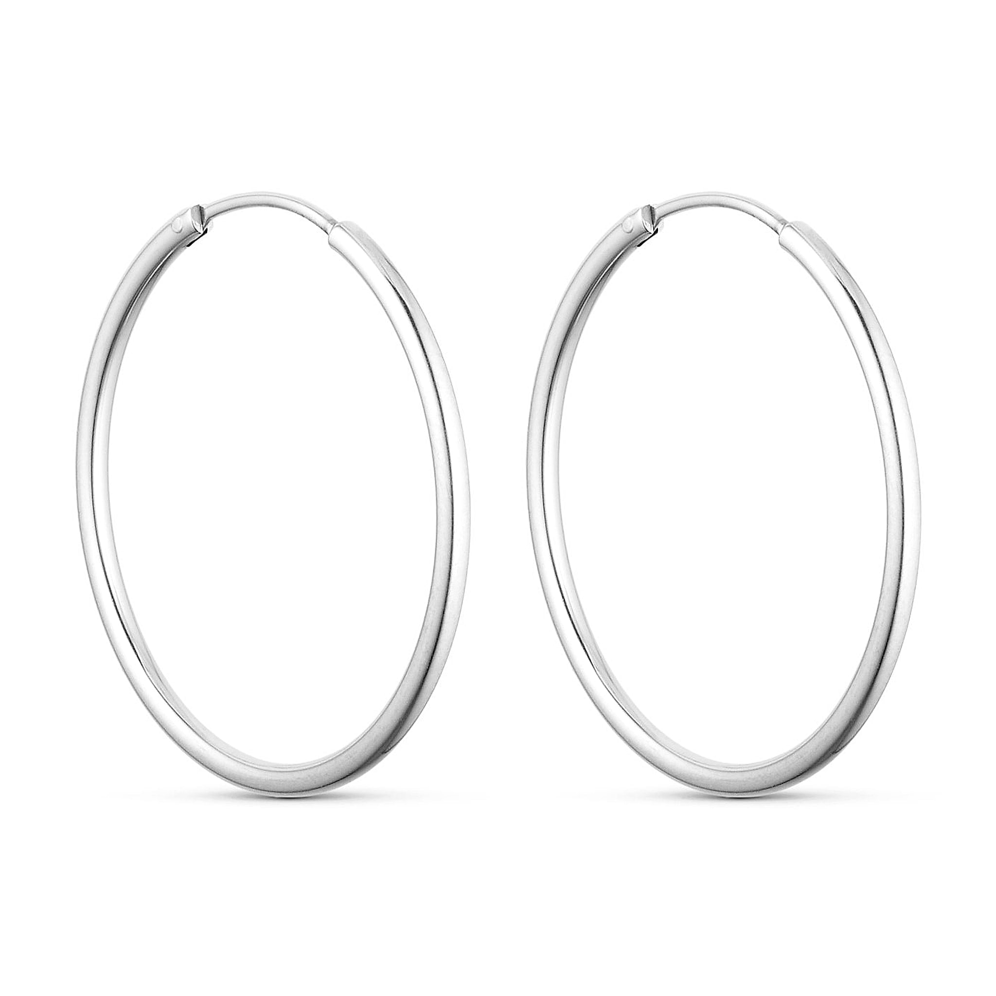 Et par sølvfarvede Classic Hoops øreringe på 30 mm med tynd, blank ring, set forfra på lys baggrund