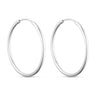 Et par sølvfarvede Classic Hoops øreringe på 30 mm med tynd, blank ring, set forfra på lys baggrund