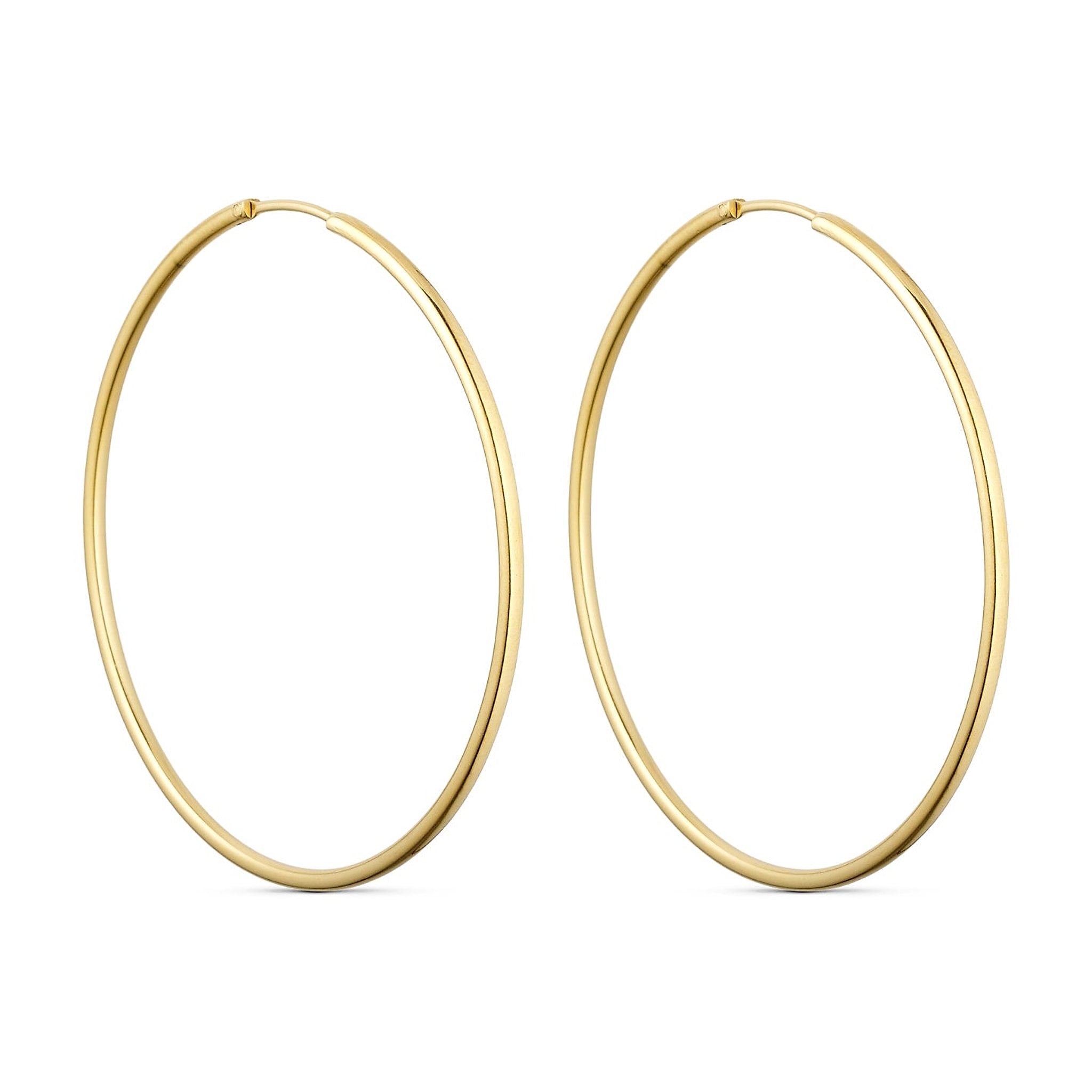 Store, tynde guld øreringe Classic Hoops 50mm fra Wolff Jewelry set forfra på lys baggrund
