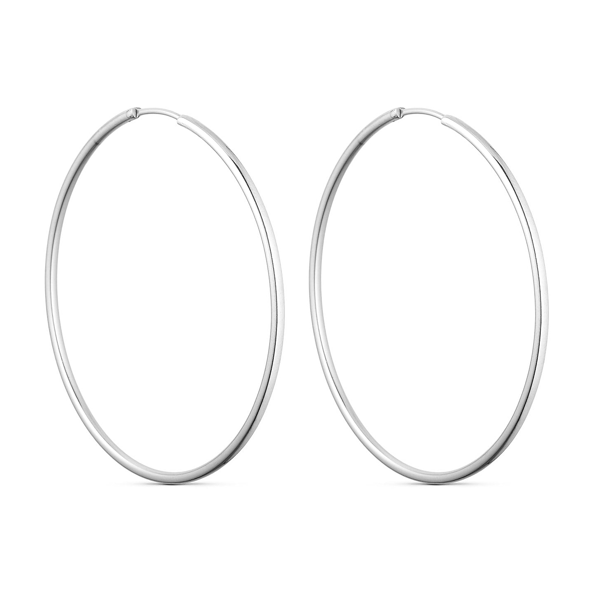 Store sølvfarvede øreringe, Classic Hoops 50mm fra Wolff Jewelry, et par tynde glatte hoops forfra på lys baggrund