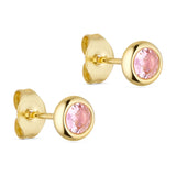 Pink øreringe Crystal Earstud fra Wolff Jewelry med lyserød zirkoniasten i glat guldfatning, set fra siden