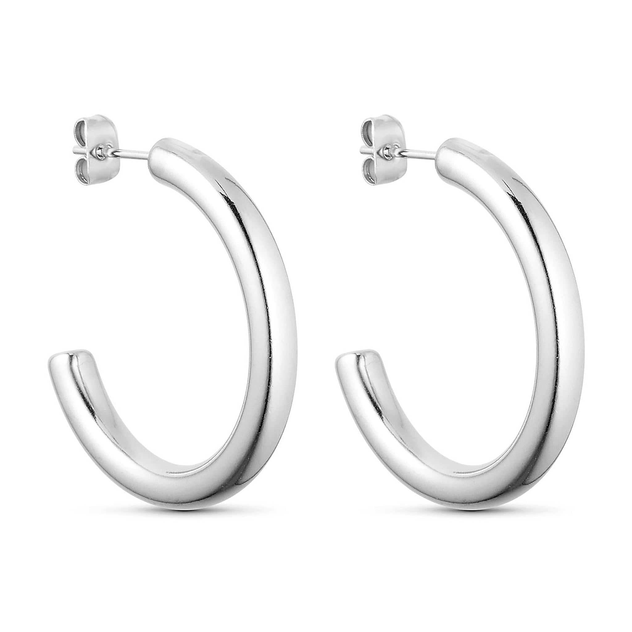 Sølvfarvede Emmi Hoops øreringe på 30 mm i kirurgisk stål med ørestikker, set fra siden på lys baggrund