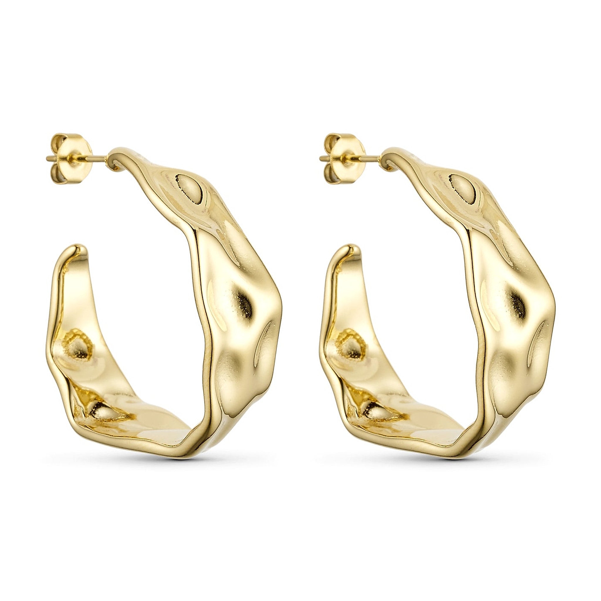 Fanny Hoops øreringe i guld fra Wolff Jewelry, brede creoler med bølget overflade, set fra siden på hvid baggrund
