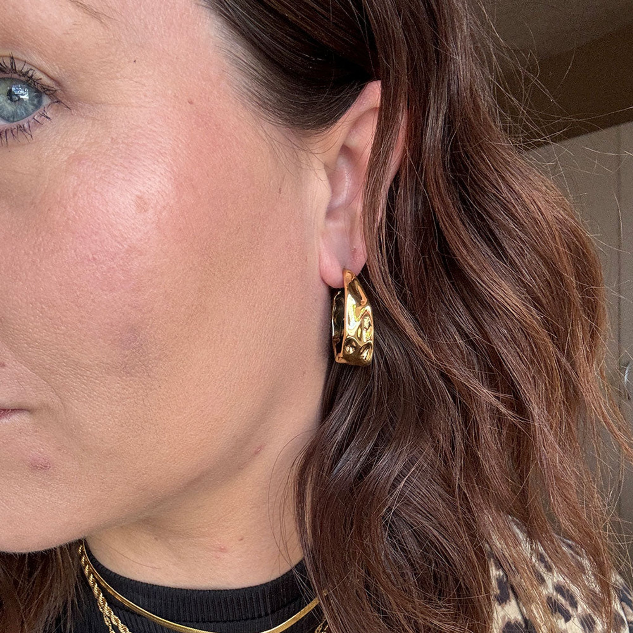 Model bærer Fanny Hoops øreringe i guld fra Wolff Jewelry, nærbillede af øret