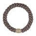 Beige hårelastik fra Wolff Jewelry i farven Taupe, flettet med lys beige perle i plastik, set ovenfra