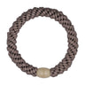 Beige hårelastik fra Wolff Jewelry i farven Taupe, flettet med lys beige perle i plastik, set ovenfra