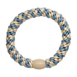 Blå og beige hårelastik fra Wolff Jewelry med snoet stribet mønster og blank beige perle i plastik, set ovenfra