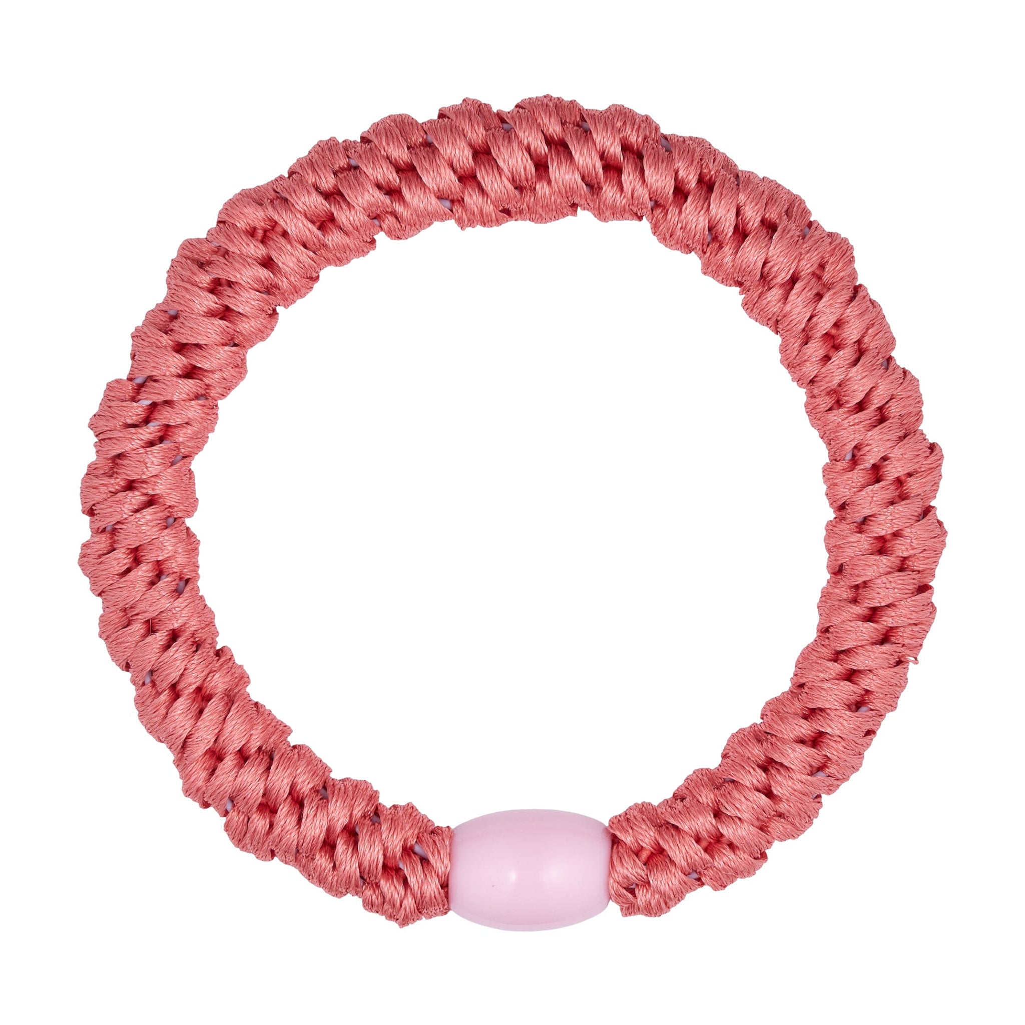 Pink flettet hårelastik i farven Dark Rose med lyserød perle, set ovenfra på lys baggrund