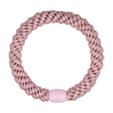 Pink hårelastik i Old Rose fra Wolff Jewelry, flettet med lyserød perle, set ovenfra
