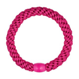 Pink flettet hårelastik i farven Hot Pink med blank pink perle, set ovenfra på lys baggrund