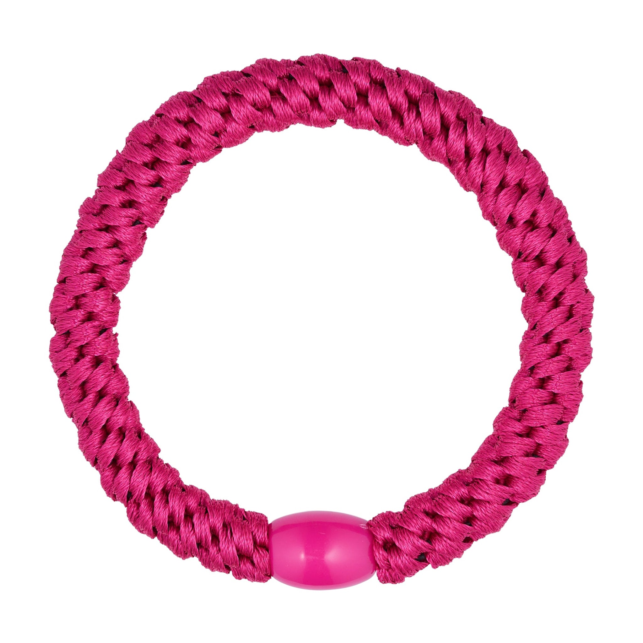 Pink flettet hårelastik i farven Hot Pink med blank pink perle, set ovenfra på lys baggrund