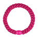 Pink flettet hårelastik i farven Hot Pink med blank pink perle, set ovenfra på lys baggrund