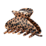 Brun hårklemme med leopardprint i blank acetat fra Wolff Jewelry set fra siden med fjeder i metal
