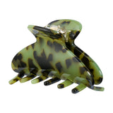 Grøn hårklemme i camouflage-mønster fra Wolff Jewelry i blank acetat, set skråt fra siden