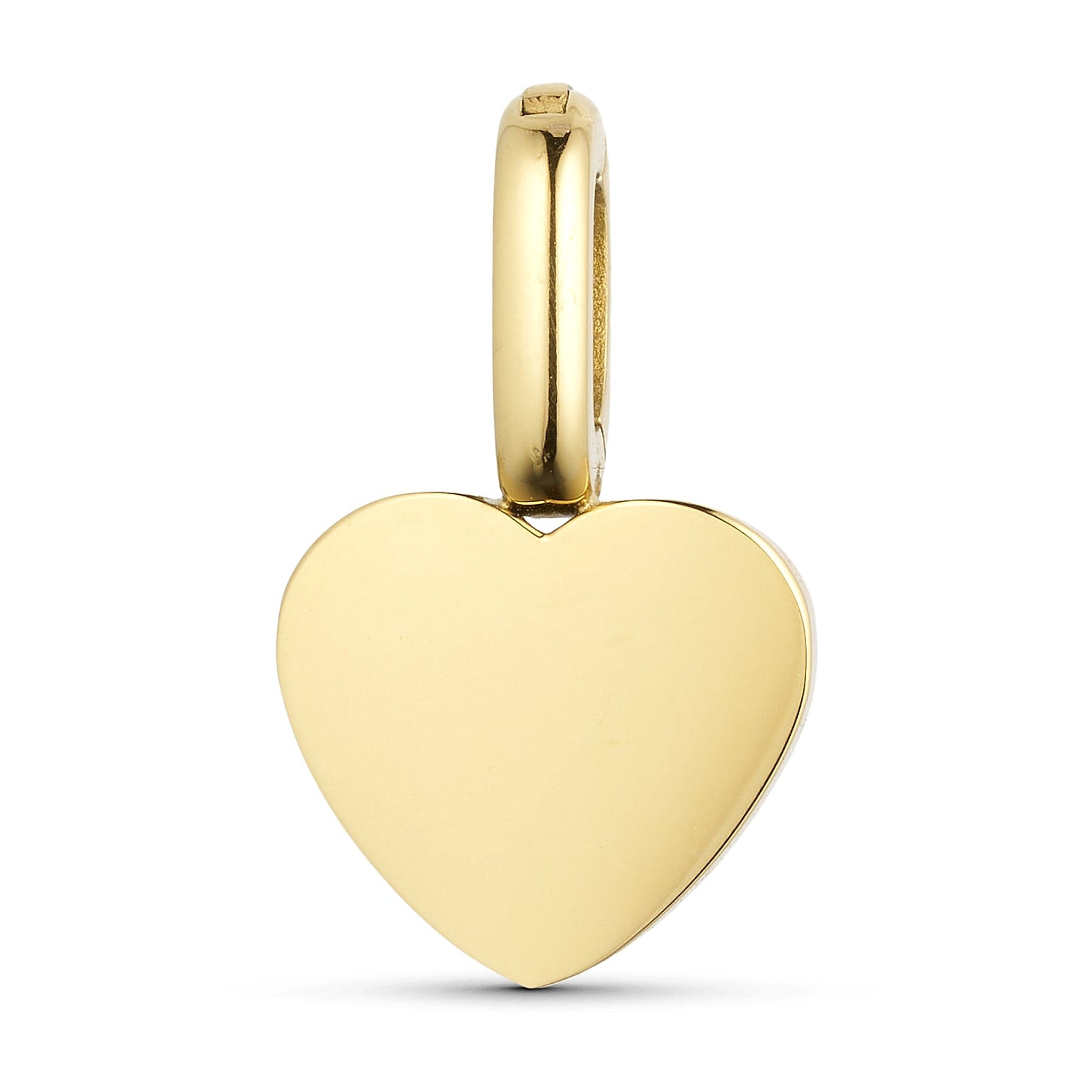 Guldfarvet charm formet som et hjerte i blankt kirurgisk stål fra Wolff Jewelry, set forfra på lys baggrund