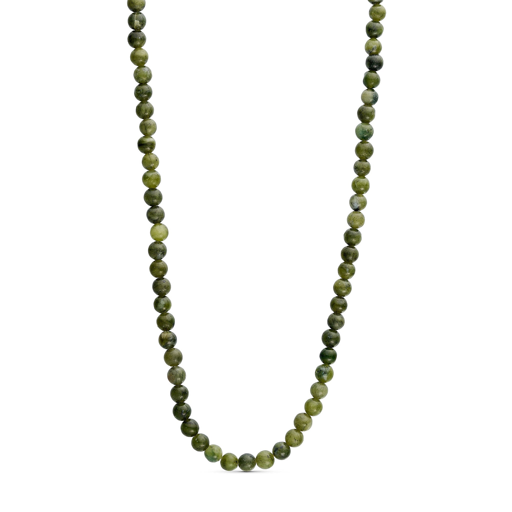 Grøn halskæde Jalle Pearl Necklace i Army med runde naturperler i grønne nuancer på lys baggrund