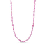 Pink halskæde med runde naturperler i lyserøde nuancer, Jalle Pearl Necklace i Rose, set forfra på hvid baggrund