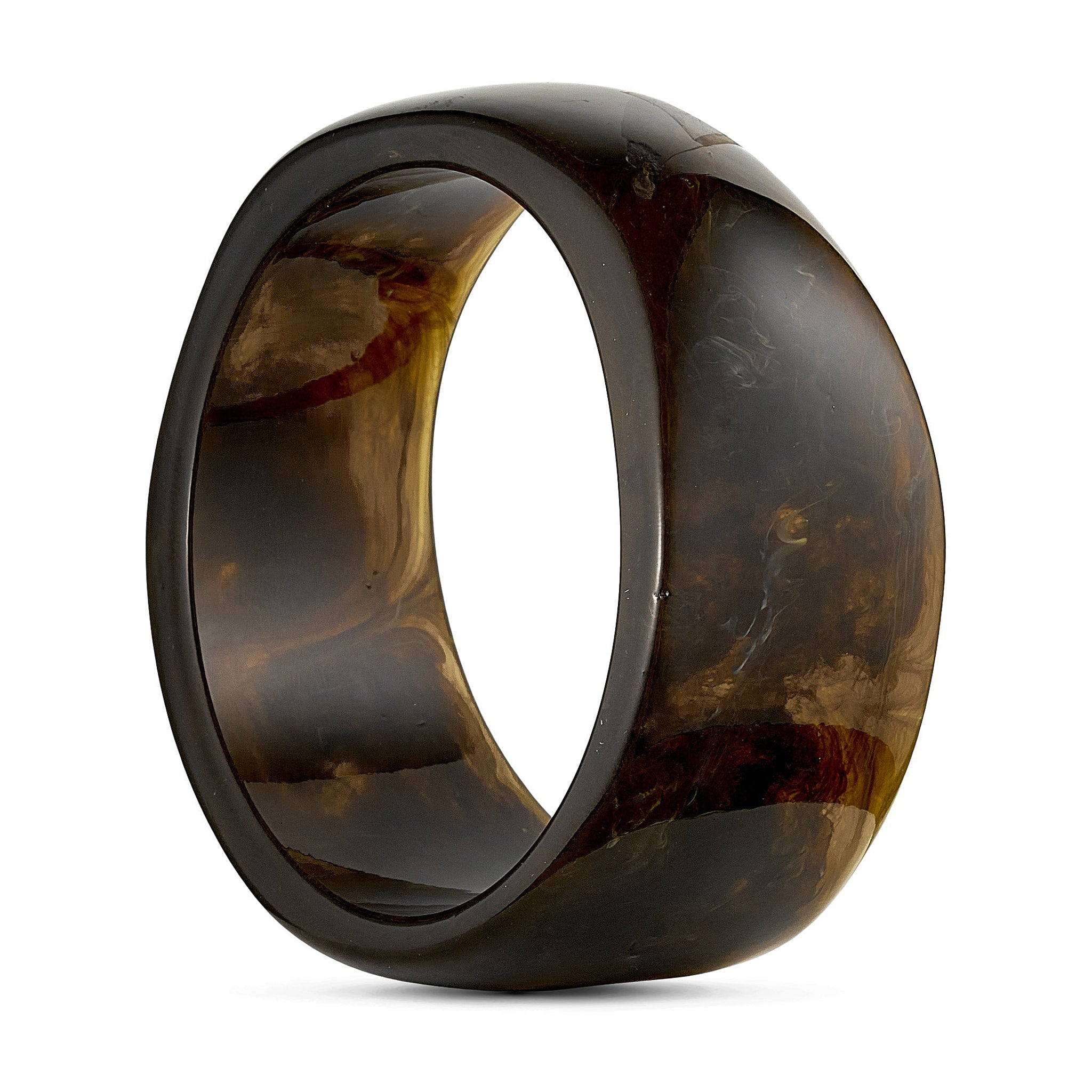 Bredt brunt armbånd Java Bangle fra Wolff Jewelry med marmoreret mønster, set fra siden på hvid baggrund